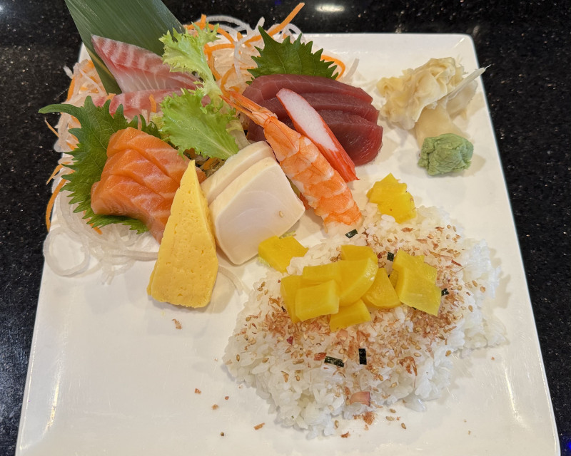 * Chirashi Lunch